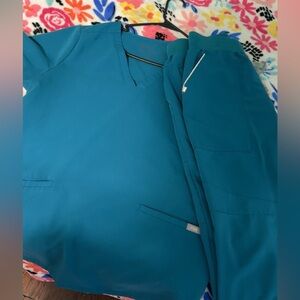 Teal FIGS
Top/Bottoms: SZ MEDIUM JOGGER